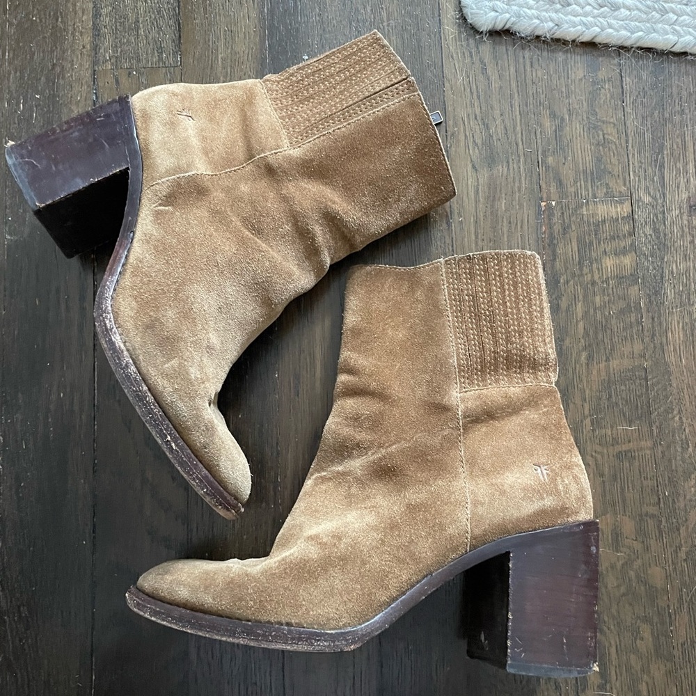 FRYE Womens Size 8 Pia Chelsea Short Suede Zip Boots in Chestnut Block Heels